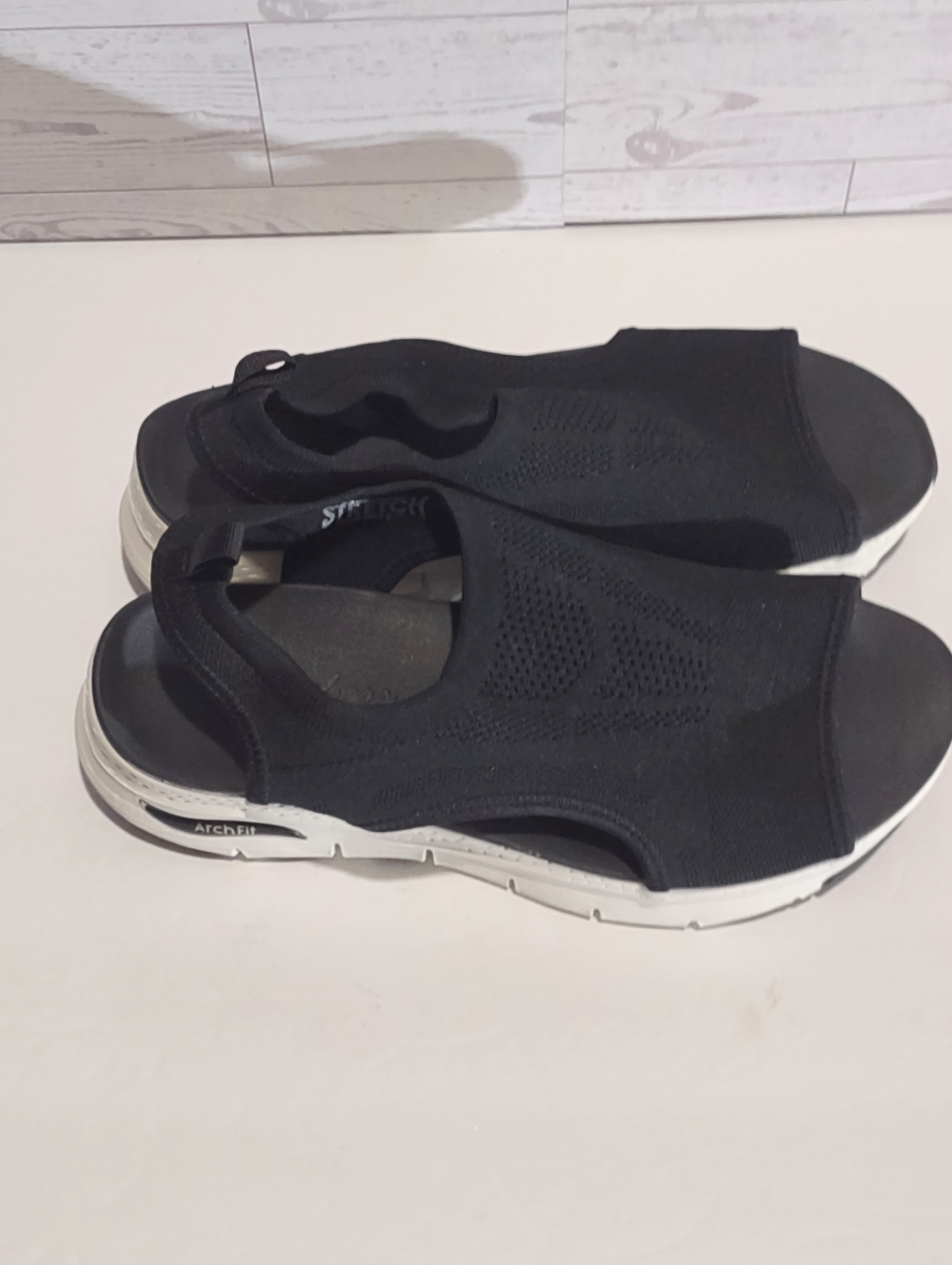 Skechers Arch Fit City Catch black sandals  Women's 9